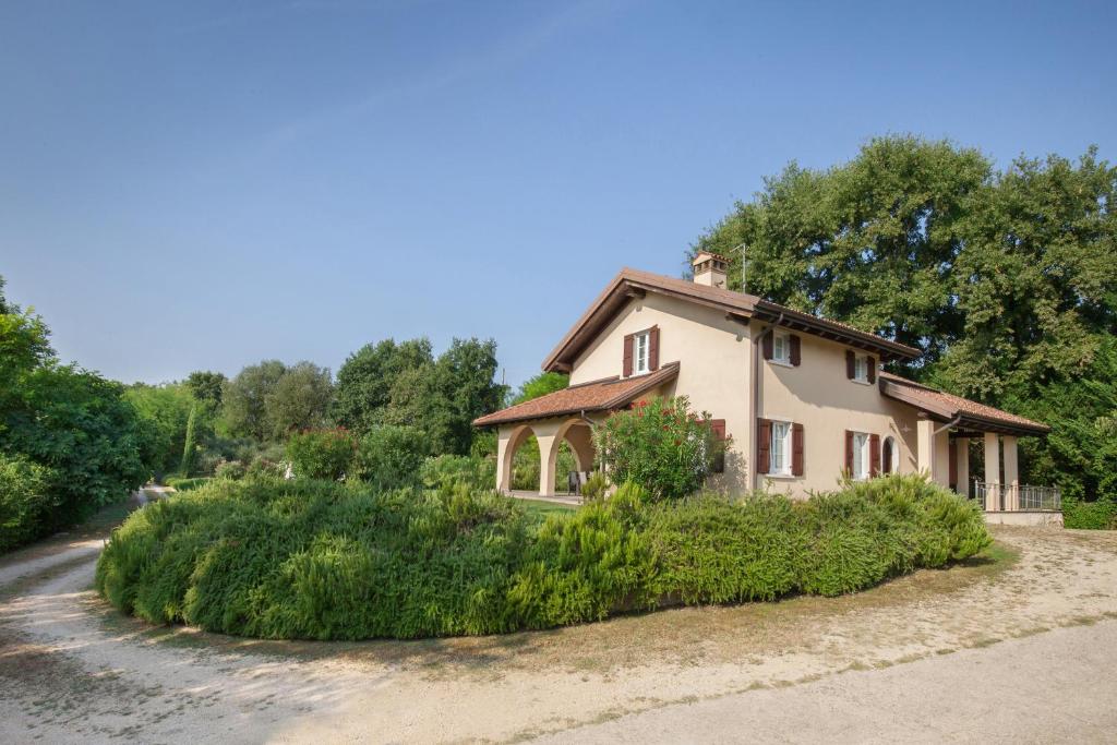 une maison au bord d'un chemin de terre dans l'établissement Villa Gasco With Pool, à Lazise