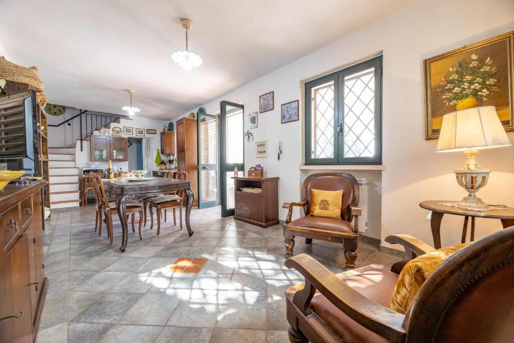 un salon avec une table et des chaises dans l'établissement Villa Corallo, à Villa Castelli