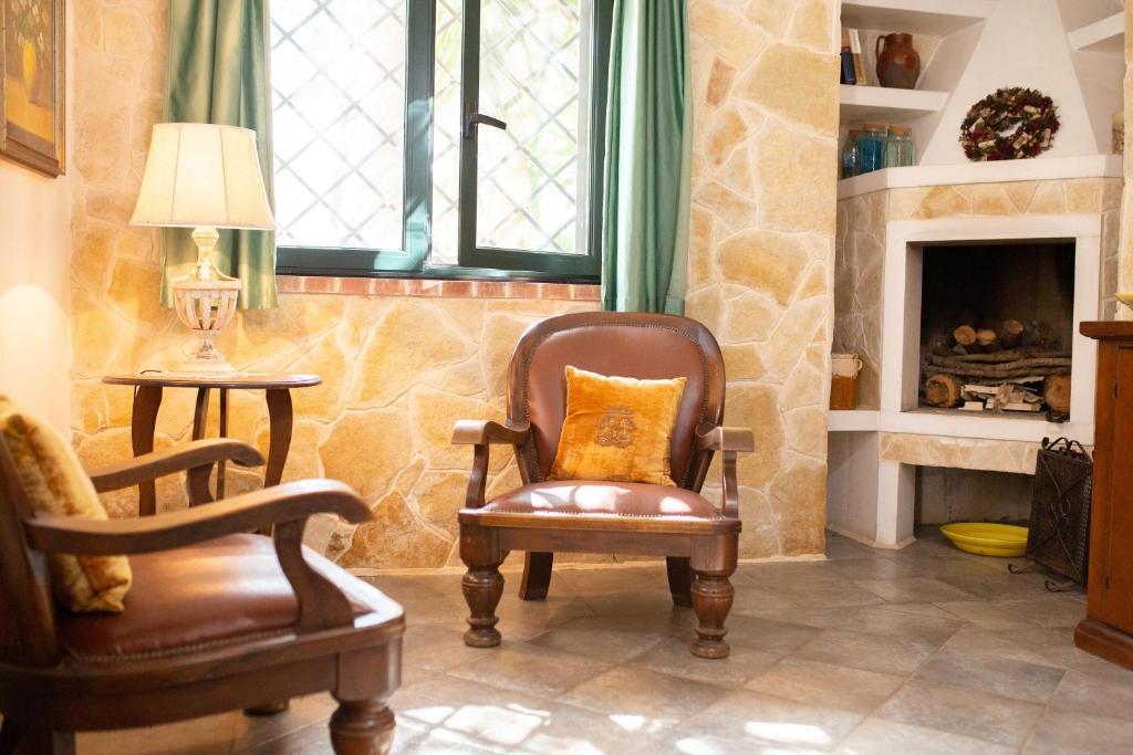 un salon avec un fauteuil à bascule et une fenêtre dans l'établissement Villa Corallo, à Villa Castelli
