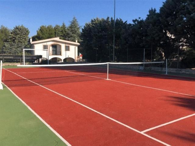 un filet de tennis sur un court de tennis dans l'établissement Villa Corallo, à Villa Castelli