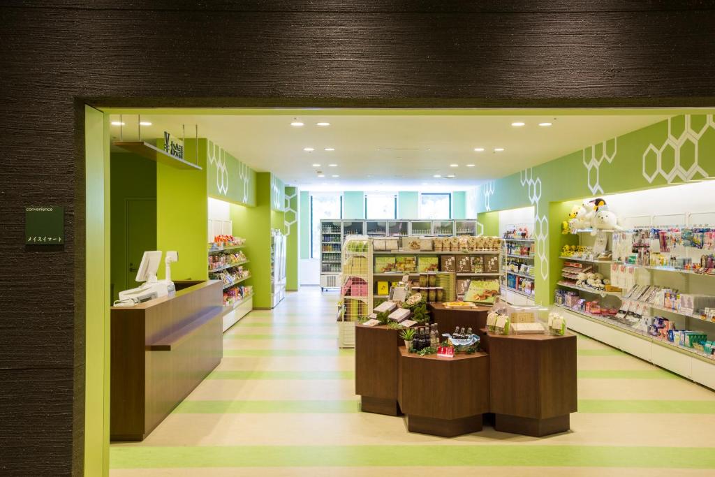 une épicerie avec des murs verts et jaunes dans l'établissement Midorinokaze Resort Kitayuzawa, à Date