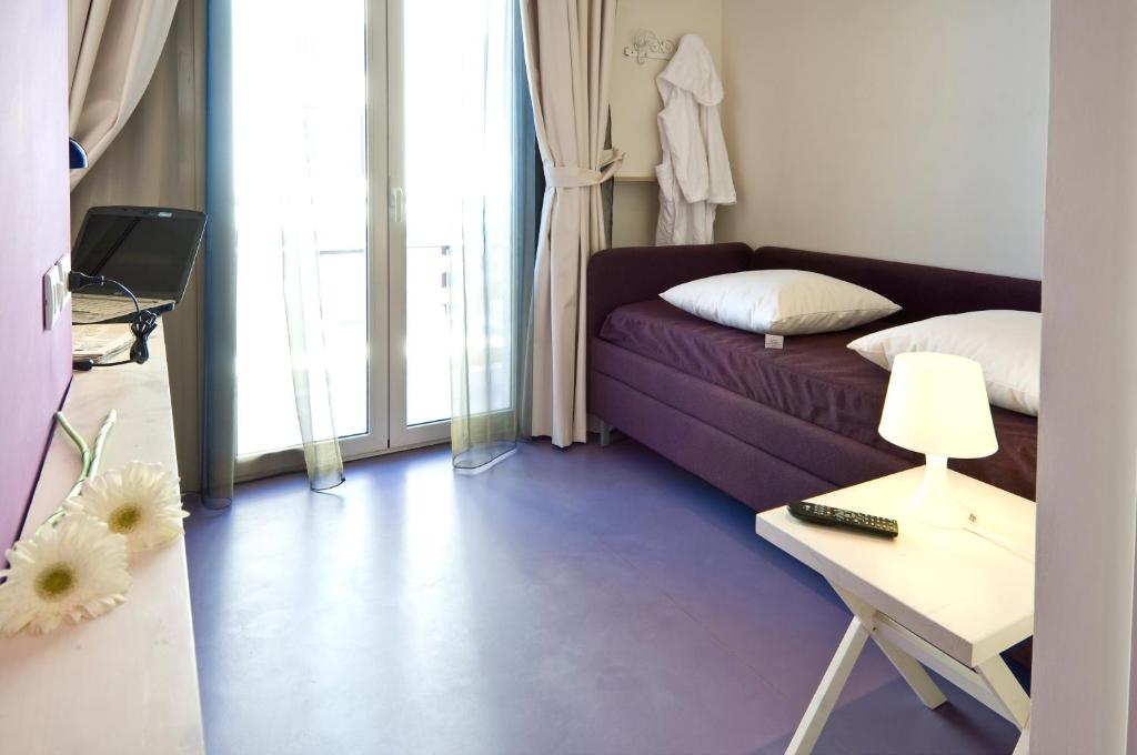 un salon avec un canapé et une table avec une lampe dans l'établissement Hotel LaMorosa, à Rimini