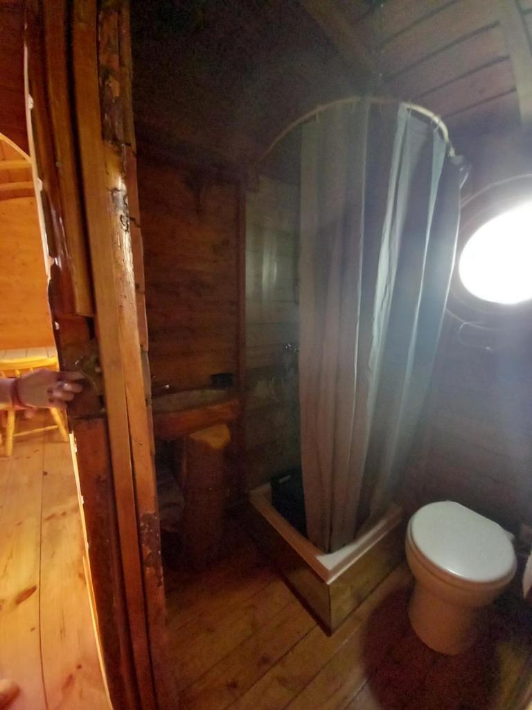 une salle de bain avec toilettes et douche dans l'établissement roulotte chez France, à Oye-Plage