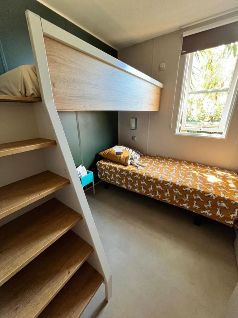 une chambre avec un lit superposé et une fenêtre dans l'établissement La Cabane de Bob - Saint-Raphael, à Saint-Raphaël 21 autres photos