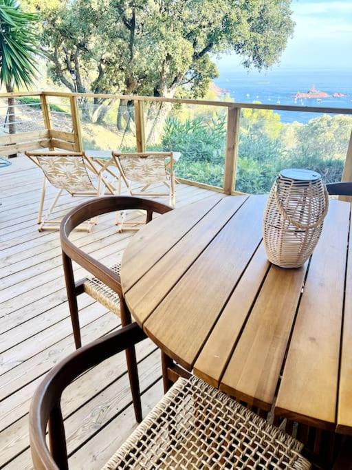 une table et des chaises en bois sur une terrasse dans l'établissement La Cabane de Bob - Saint-Raphael, à Saint-Raphaël