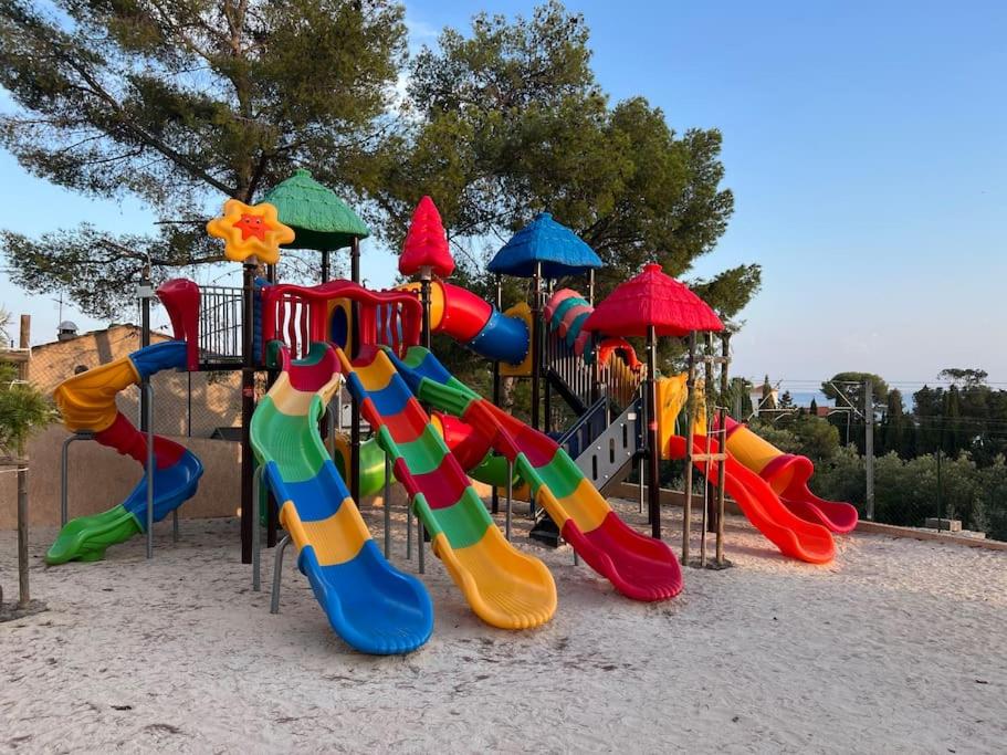 - une aire de jeux avec des toboggans et des toboggans colorés dans l'établissement La Cabane de Bob - Saint-Raphael, à Saint-Raphaël