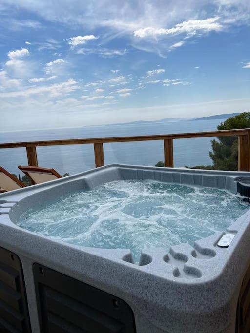d'un bain à remous sur le balcon. dans l'établissement Mobil home vue exceptionnelle et spa - Domaine de l'Ile d'Or, à Saint-Raphaël