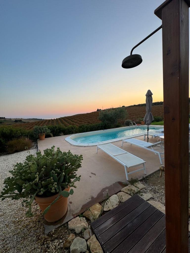 une cour arrière avec une piscine et une maison dans l'établissement Casa Chardonnay, à Menfi 27 autres photos