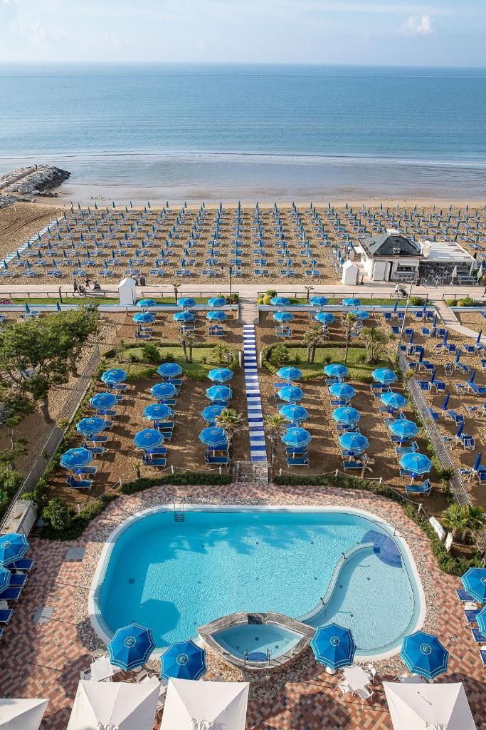une vue aérienne d'un complexe hôtelier avec piscine et plage dans l'établissement Regent's Hotel, à Lido di Jesolo