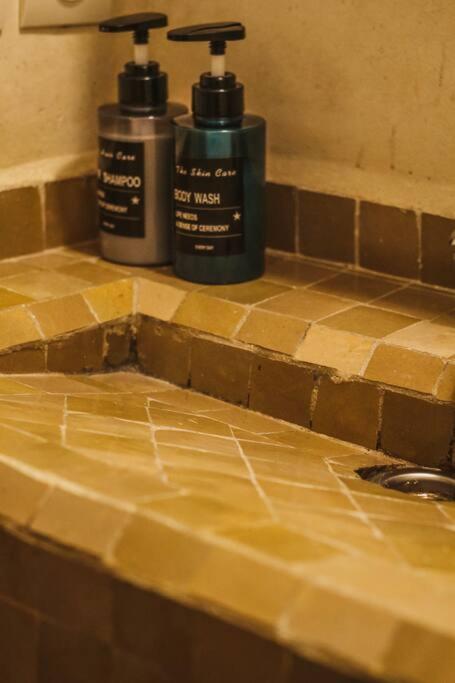 2 bouteilles d'odorisants assises au-dessus d'un comptoir de salle de bains dans l'établissement RIAD Dar Argana 100m Place Jemaa el- Fna heated Pool, à Marrakech 23 autres photos