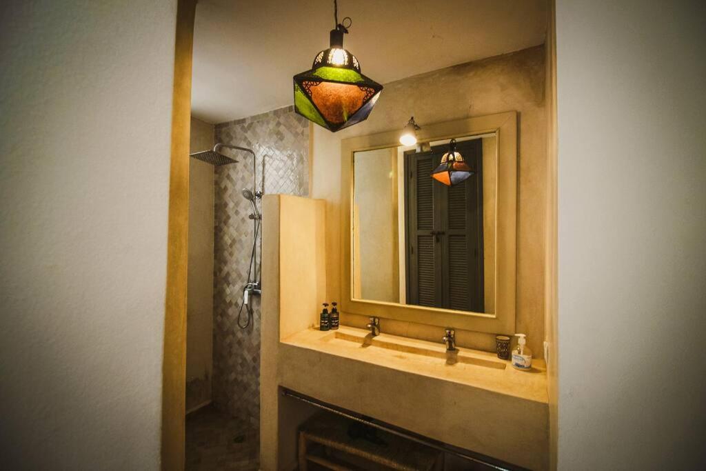 une salle de bain avec un lavabo et un miroir dans l'établissement RIAD Dar Argana 100m Place Jemaa el- Fna heated Pool, à Marrakech