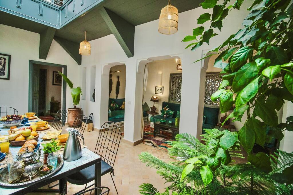 un salon avec une table avec de la nourriture dessus dans l'établissement RIAD Dar Argana 100m Place Jemaa el- Fna heated Pool, à Marrakech