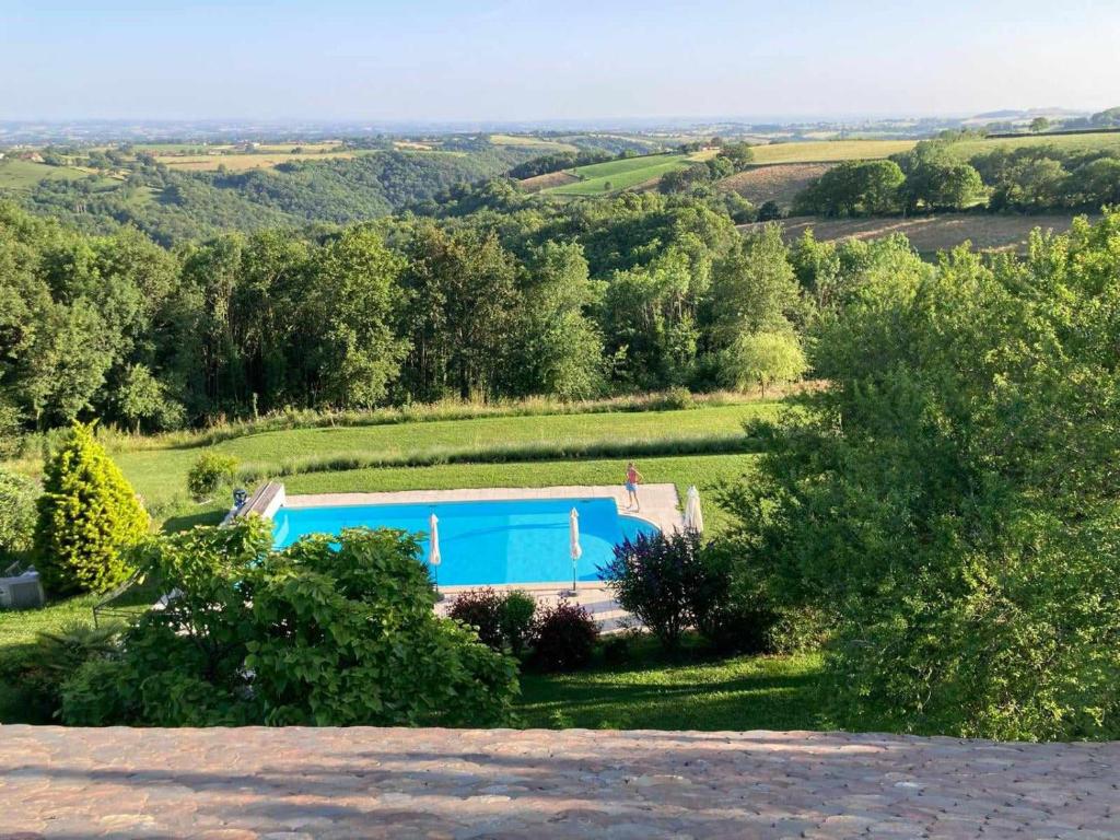 une image d'une piscine dans un champ dans l'établissement Glamping tent in de rust, met zwembad, badkamer en keuken, à Lacapelle-Pinet