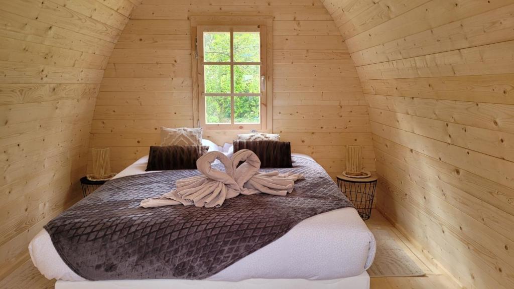 - une chambre avec 2 serviettes sur un lit dans l'établissement Chalet avec accès piscine illimité, à Fiennes