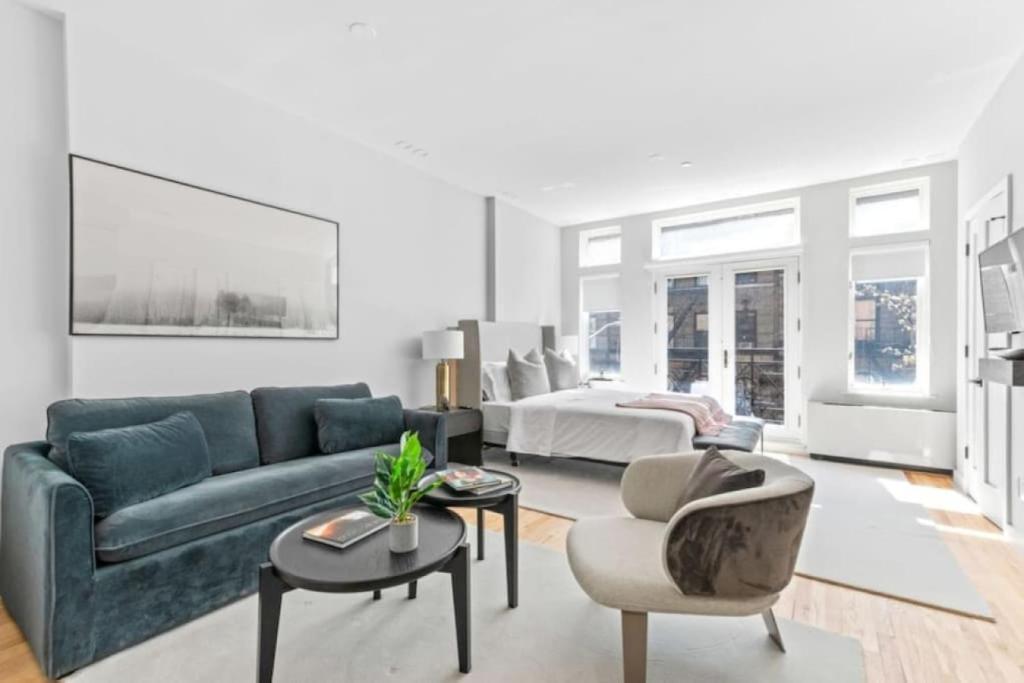 Luxe Studio w Juliet Balcony in Upper East Image