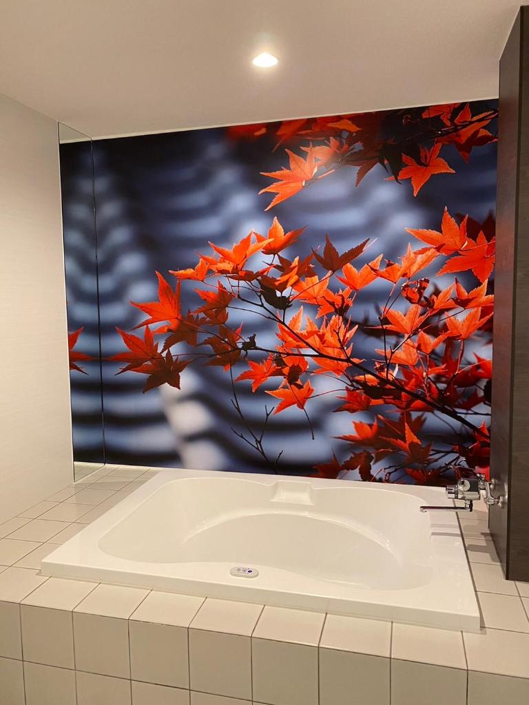 une salle de bain avec une peinture de feuilles d'automne dans l'établissement ホテル郷GO男塾ホテルグループAdult Only, à Yamatokoriyama