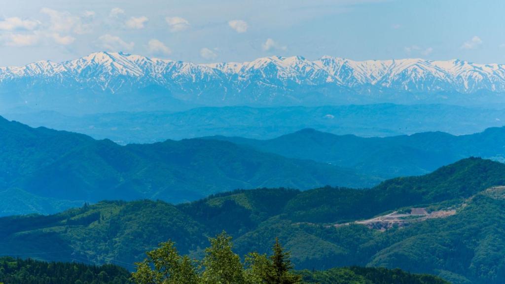 - une vue sur une chaîne de montagnes avec des montagnes enneigées dans l'établissement Mogamitakayu Zenshichinoyu Ohira, à Zao Onsen