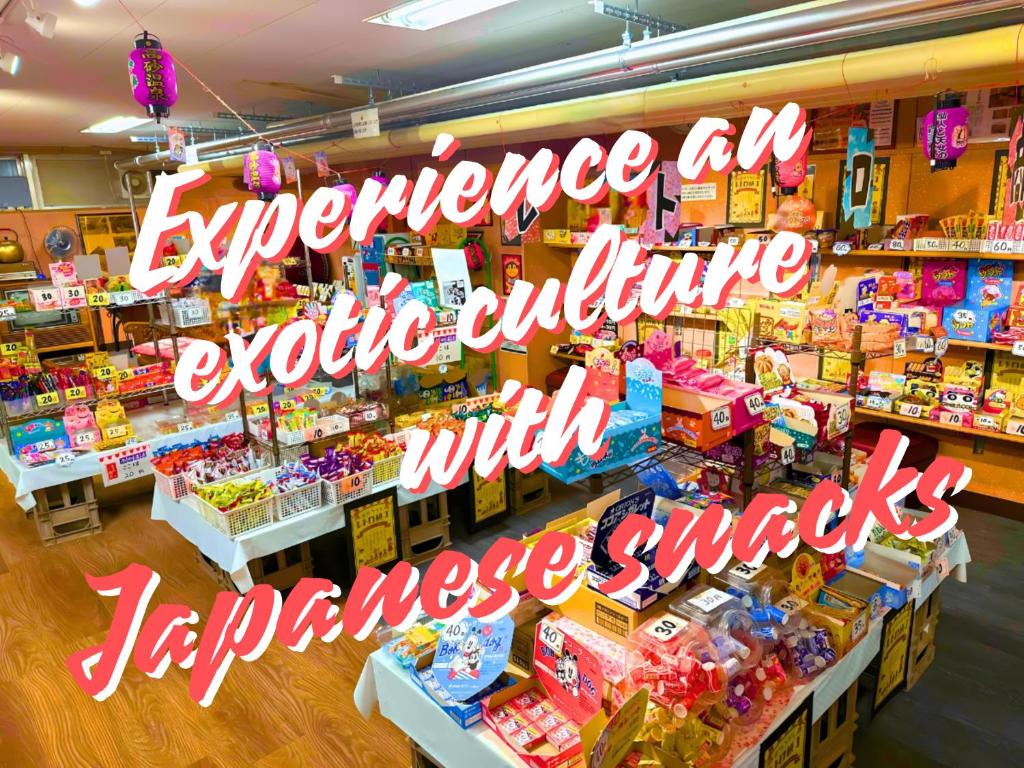 un magasin avec un panneau indiquant toute la culture comestible avec des collations de crêpes dans l'établissement Takasago Onsen, à Asahikawa