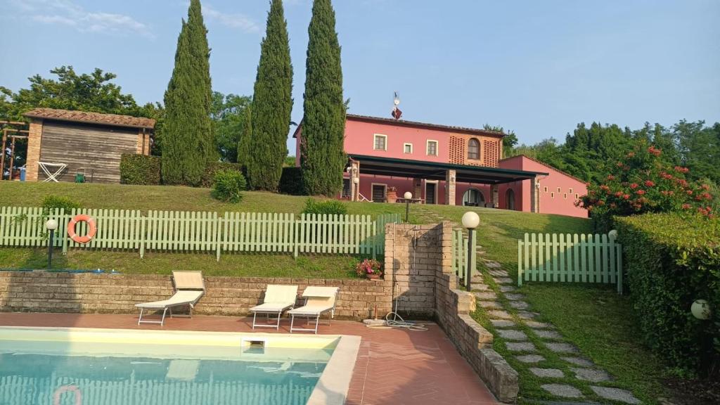 une maison avec une piscine devant une maison dans l'établissement Villa Canavetro, à Palaia