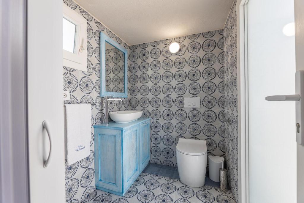une salle de bain avec un lavabo bleu et des toilettes dans l'établissement Villa Don Carmine, à Capilungo 23 autres photos