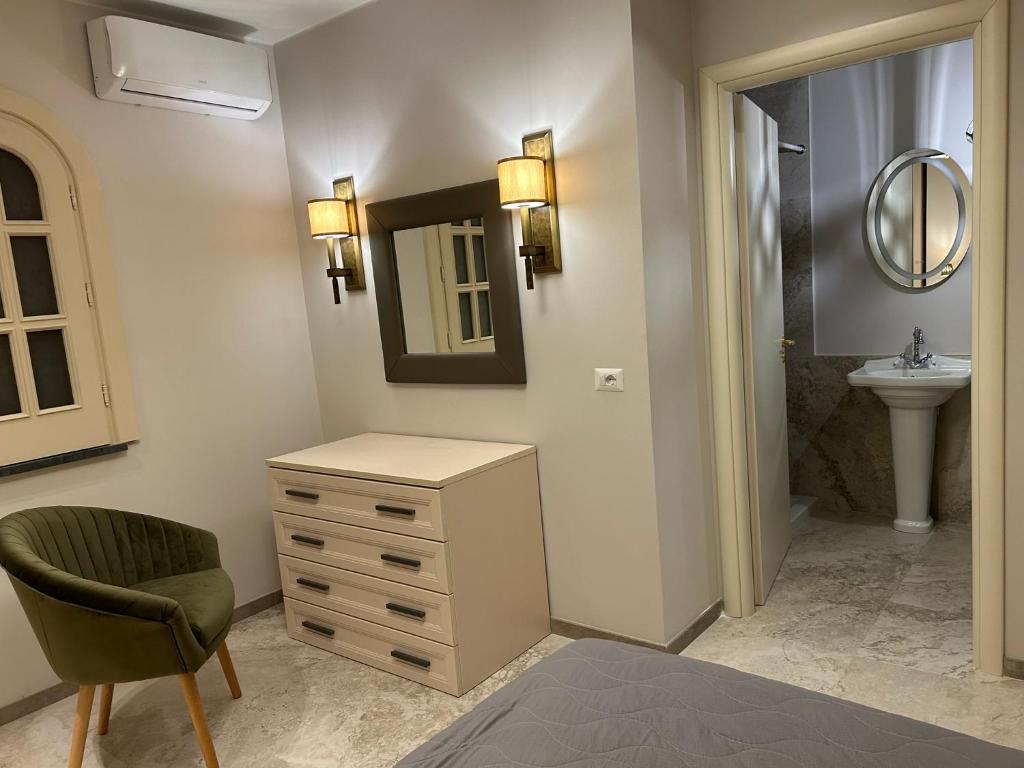 La salle de bains est pourvue d'une commode, d'un lavabo et d'un miroir. dans l'établissement LUXURY VILLA Vittorianna Etna- Taormina & Seaview with Pool, à Giardini Naxos