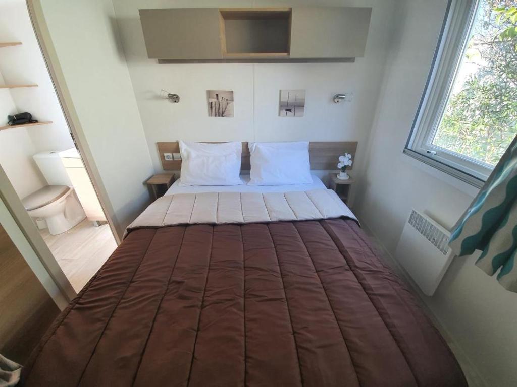 Cette petite chambre comprend un grand lit. dans l'établissement La cabane des rêves, à Pérols