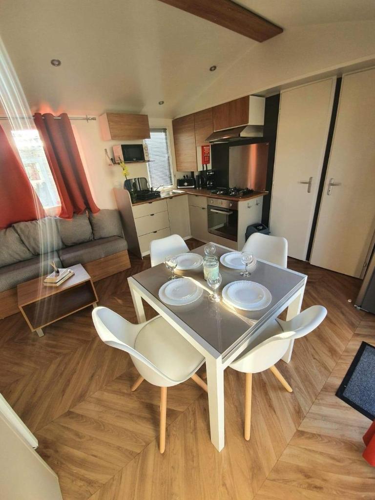 Photo de la galerie de l'établissement Les flots de Condrieu - VIA -RHÔNA -8 pers, et vue sur Rhône-BBQ, à Condrieu