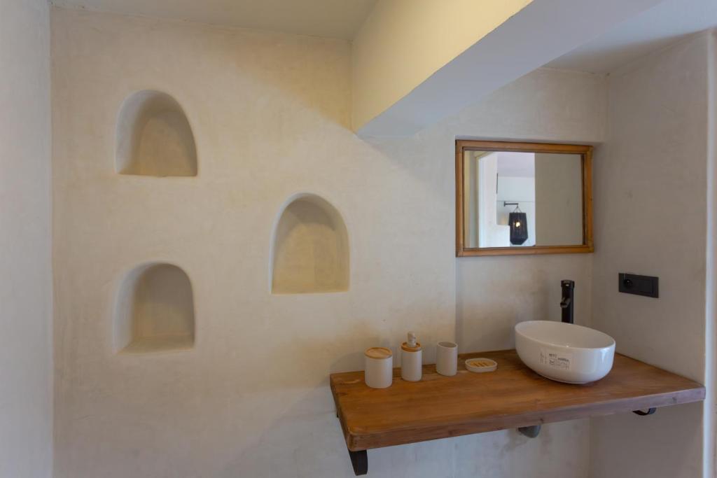 une salle de bain avec un lavabo et un miroir dans l'établissement Riad Tawja, à Marrakech