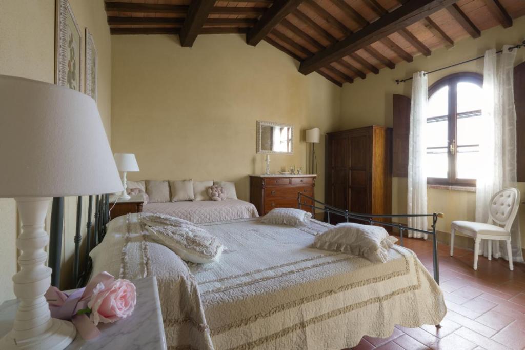 une chambre avec un lit, une lampe et une fenêtre dans l'établissement Villa Canavetro, à Palaia