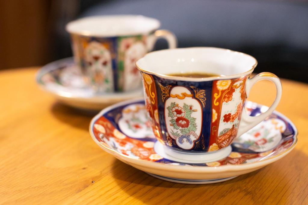 une tasse de café sur un plateau sur une table dans l'établissement 別府 鉄輪温泉 萬力屋別館 ManrikiyaBekkan Beppu Kannawa, à Beppu