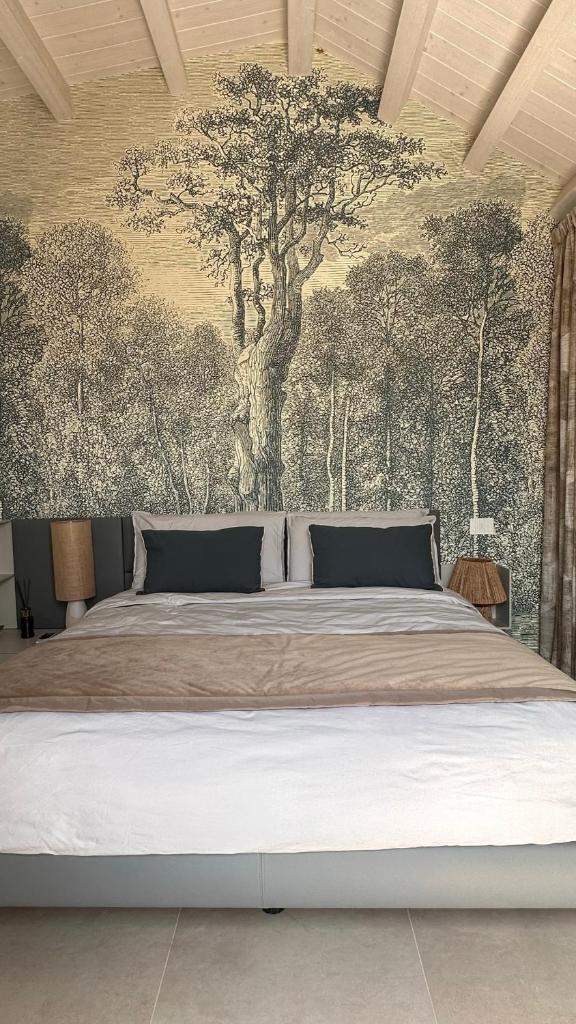 - une chambre avec un grand lit recouvert d'arbres dans l'établissement Isaia Luxury, à San Martino della Battaglia 11 autres photos