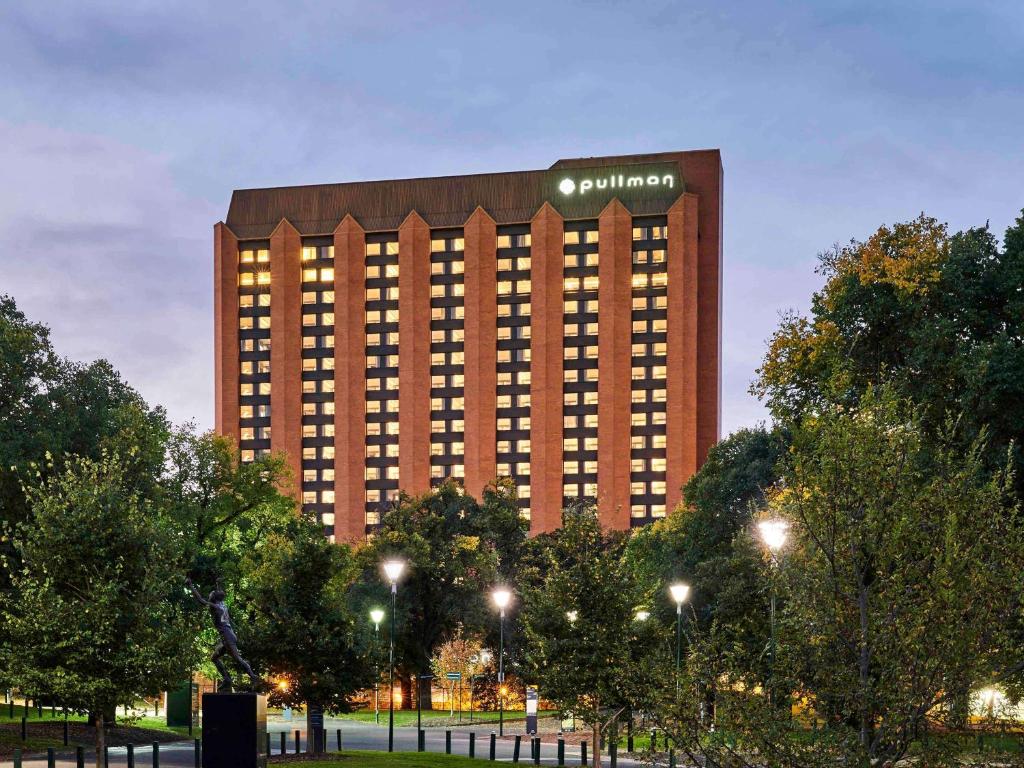 Pullman Melbourne On the Park Image