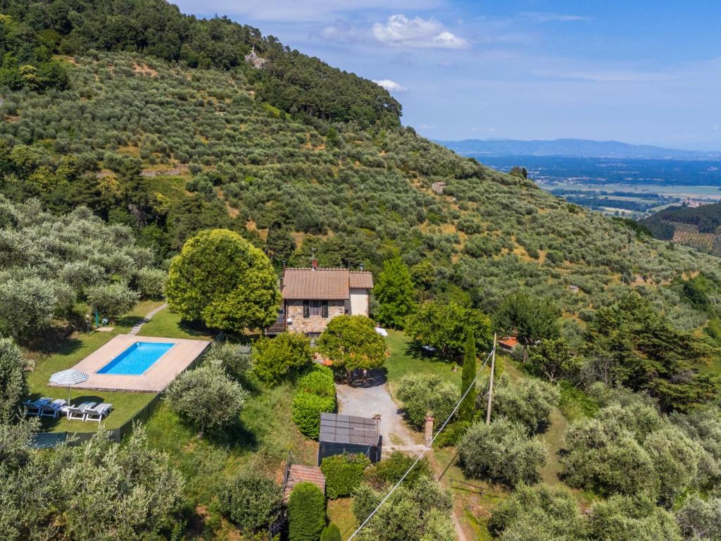 - une vue aérienne sur une maison sur une colline avec une piscine dans l'établissement Villa Luana by Interhome, à Ruota