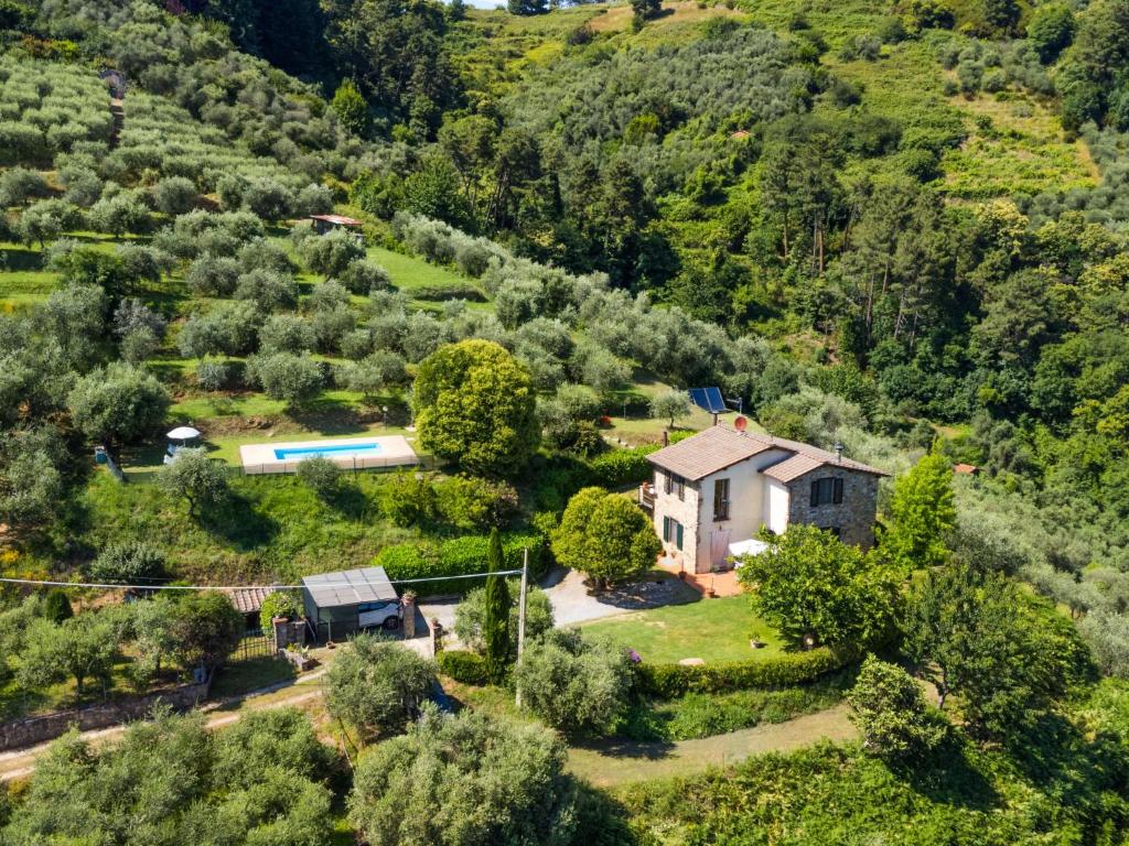 une vue aérienne sur une maison dans une montagne dans l'établissement Villa Luana by Interhome, à Ruota