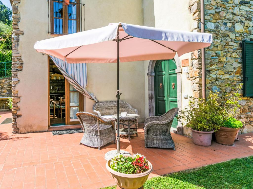 un patio avec une table et un parasol dans l'établissement Villa Luana by Interhome, à Ruota 58 autres photos