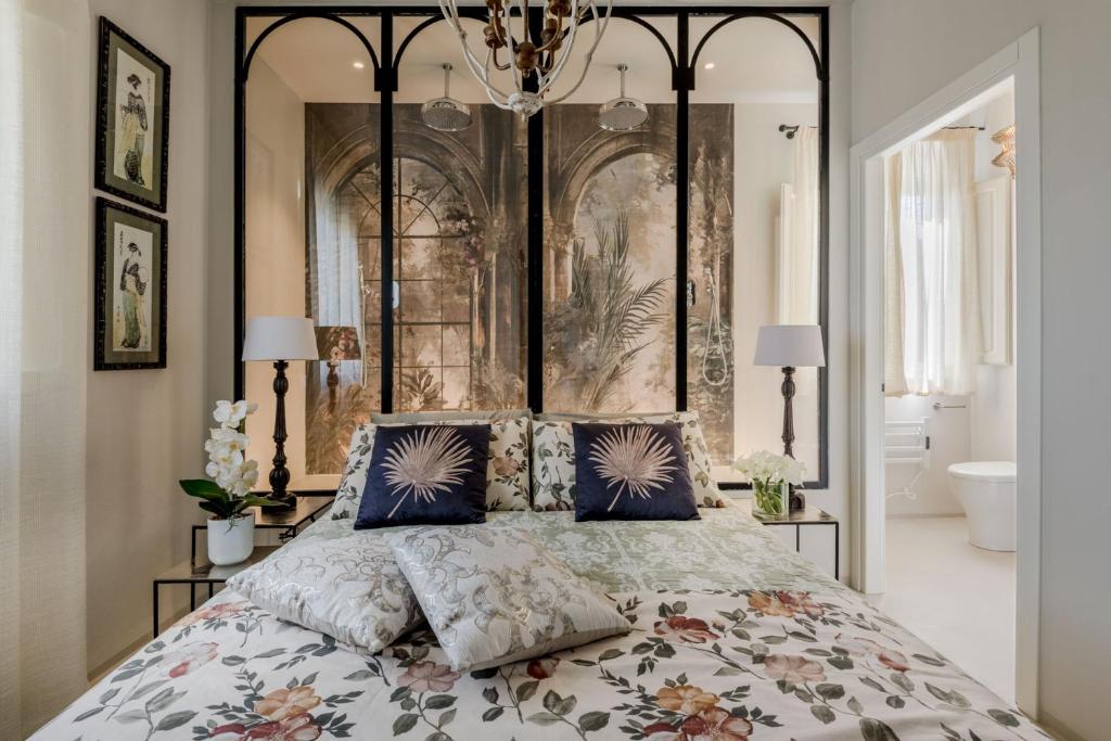 une chambre avec un grand lit et un lustre dans l'établissement Villa Sunkiss: Luxury Farmhouse with Tuscan Flair, à Montecarlo 56 autres photos
