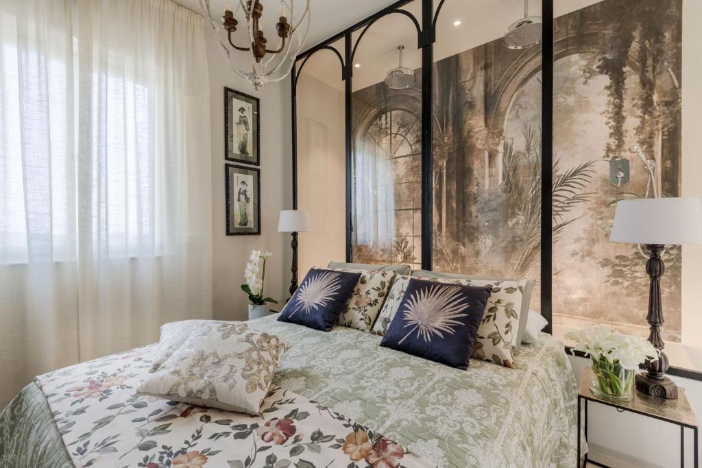 une chambre avec un grand lit avec des oreillers dessus dans l'établissement Villa Sunkiss: Luxury Farmhouse with Tuscan Flair, à Montecarlo