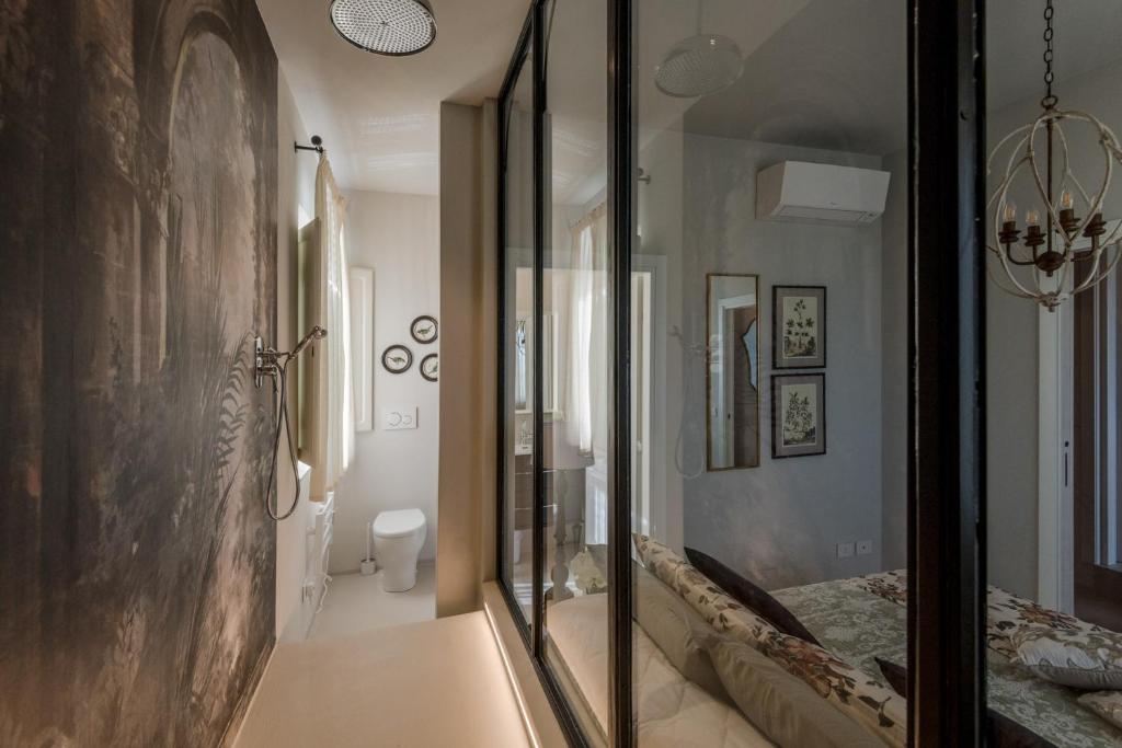 une chambre avec un miroir et un lit dans une pièce dans l'établissement Villa Sunkiss: Luxury Farmhouse with Tuscan Flair, à Montecarlo