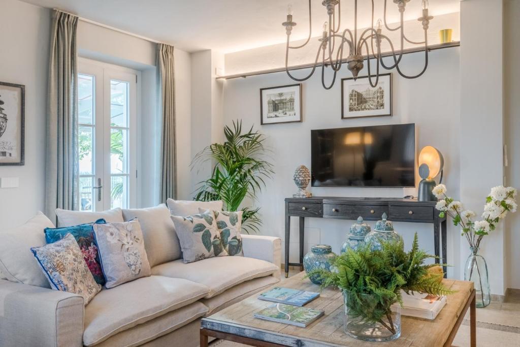 un salon avec un canapé et une table dans l'établissement Villa Sunkiss: Luxury Farmhouse with Tuscan Flair, à Montecarlo