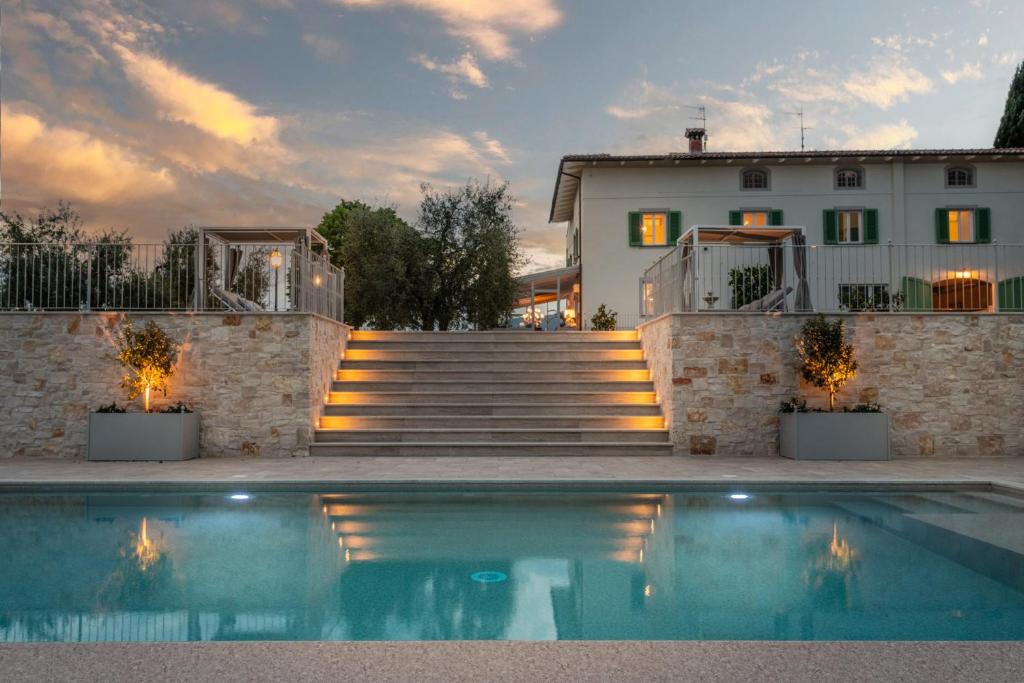 une villa avec piscine devant une maison dans l'établissement Villa Sunkiss: Luxury Farmhouse with Tuscan Flair, à Montecarlo