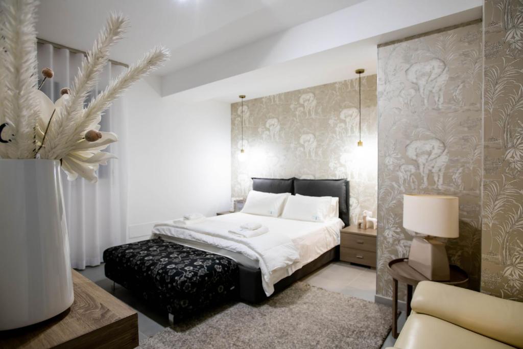 une chambre avec un grand lit et un canapé dans l'établissement TerraFORTE Luxury Sicilian Villa, à Marina di Ragusa 40 autres photos