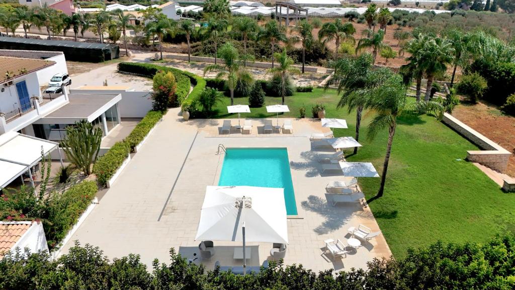 - une vue aérienne sur une piscine avec un complexe dans l'établissement TerraFORTE Luxury Sicilian Villa, à Marina di Ragusa