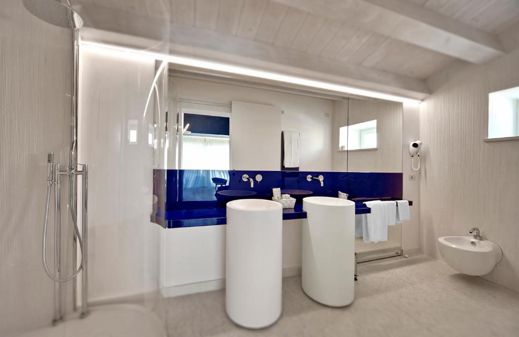 La salle de bains est pourvue de 2 lavabos, d'une douche et de toilettes. dans l'établissement Zafran Boutique Hotel, à Donnalucata