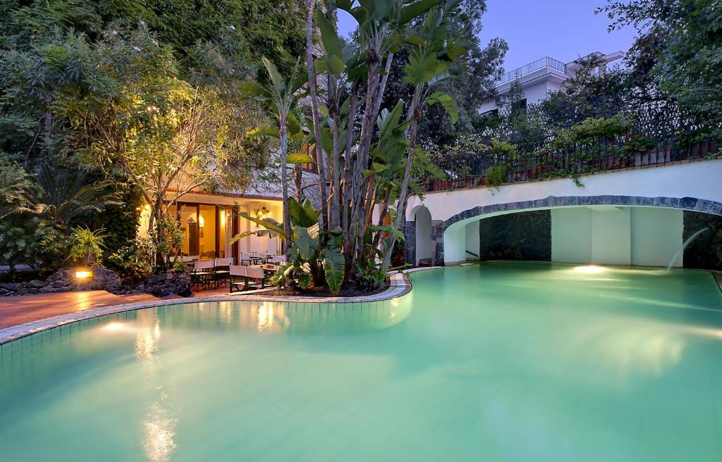 une piscine au milieu d'une maison dans l'établissement Hotel La Villarosa Terme, à Ischia