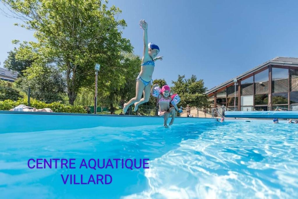 un groupe de personnes sautant dans une piscine dans l'établissement Appartement 50m2 vue imprenable avec garage draps et serviettes compris, à Villard-de-Lans