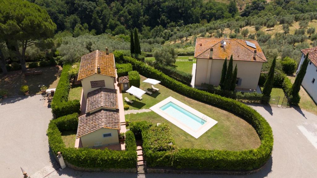 une vue aérienne d'une maison avec piscine dans l'établissement Villa il Fienile by VacaVilla, à Lamporecchio