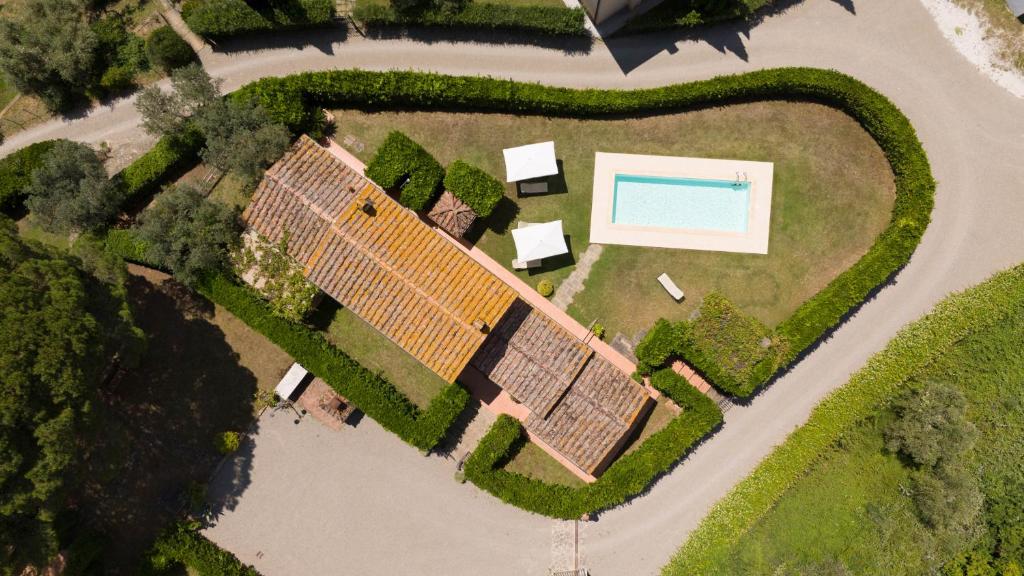une vue aérienne d'une maison avec piscine dans l'établissement Villa il Fienile by VacaVilla, à Lamporecchio