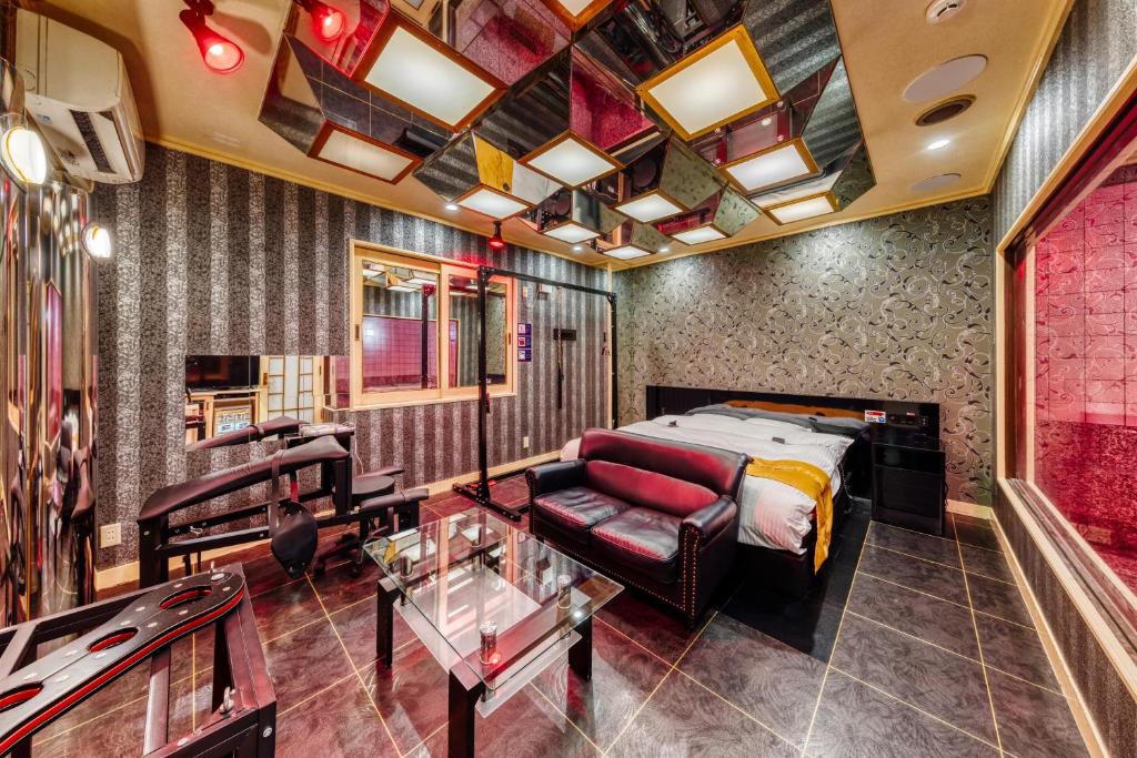 une chambre d'hôtel avec un lit et un canapé dans l'établissement HOTEL ABnormal (Adult Only), à Izumiotsu 5 autres photos