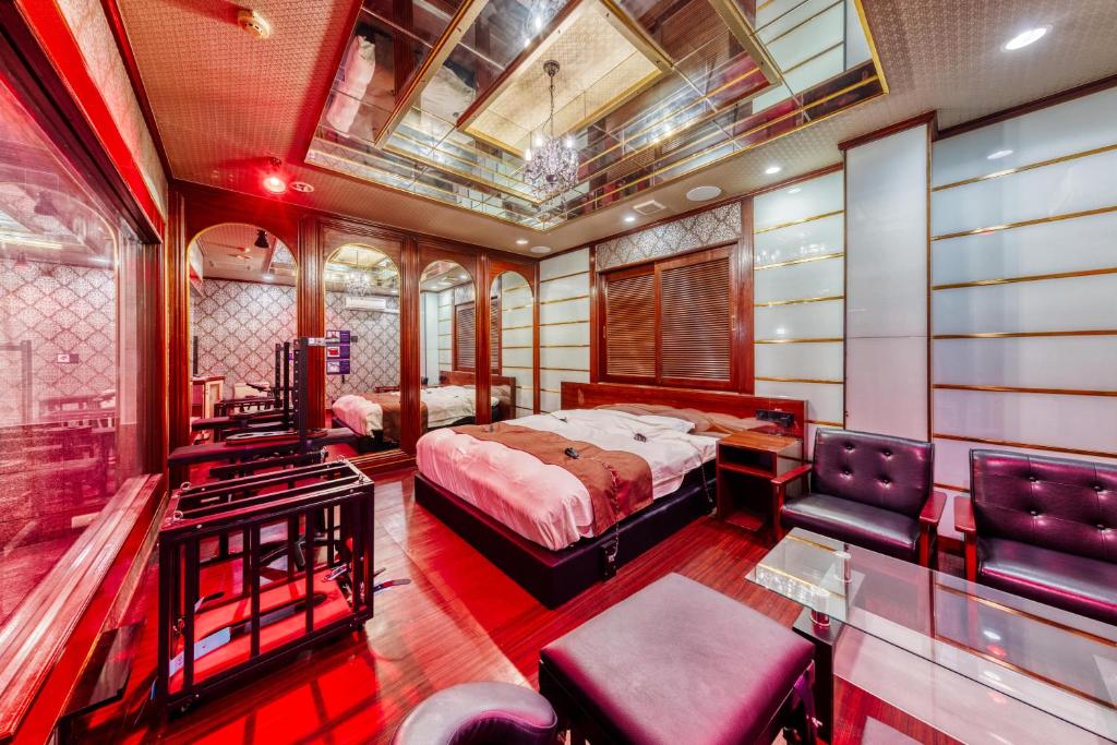 une chambre avec un lit, un bureau et une chaise dans l'établissement HOTEL ABnormal (Adult Only), à Izumiotsu