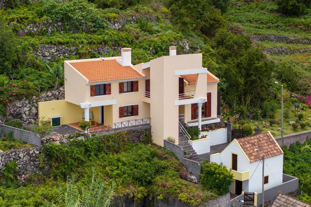 Casa Amarela da Fajã da Areia by An Island Apart 1